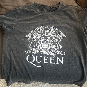 Que Charcoal Graphic Tee